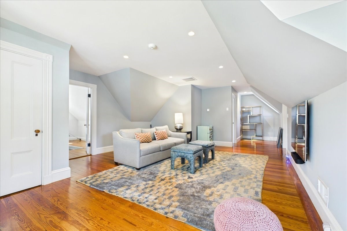93 Village Ave