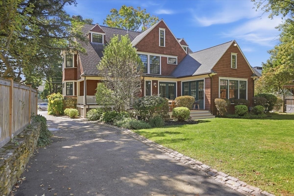 93 Village Ave