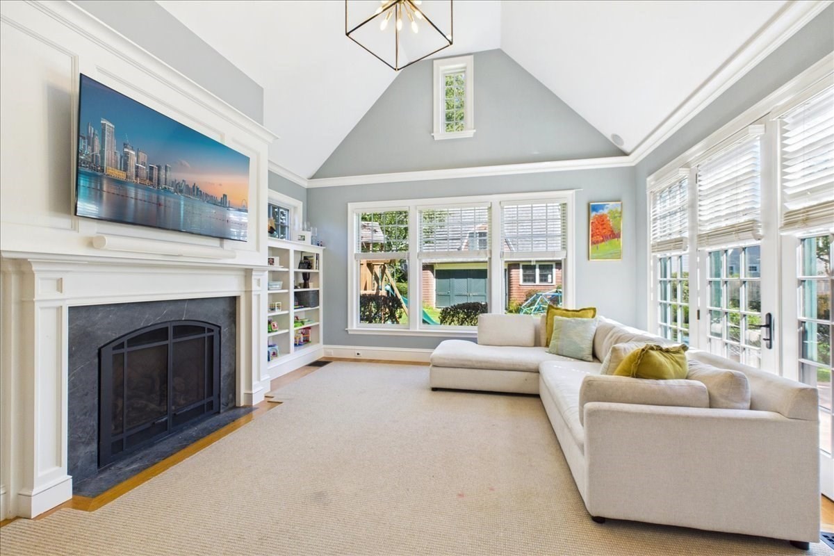 93 Village Ave