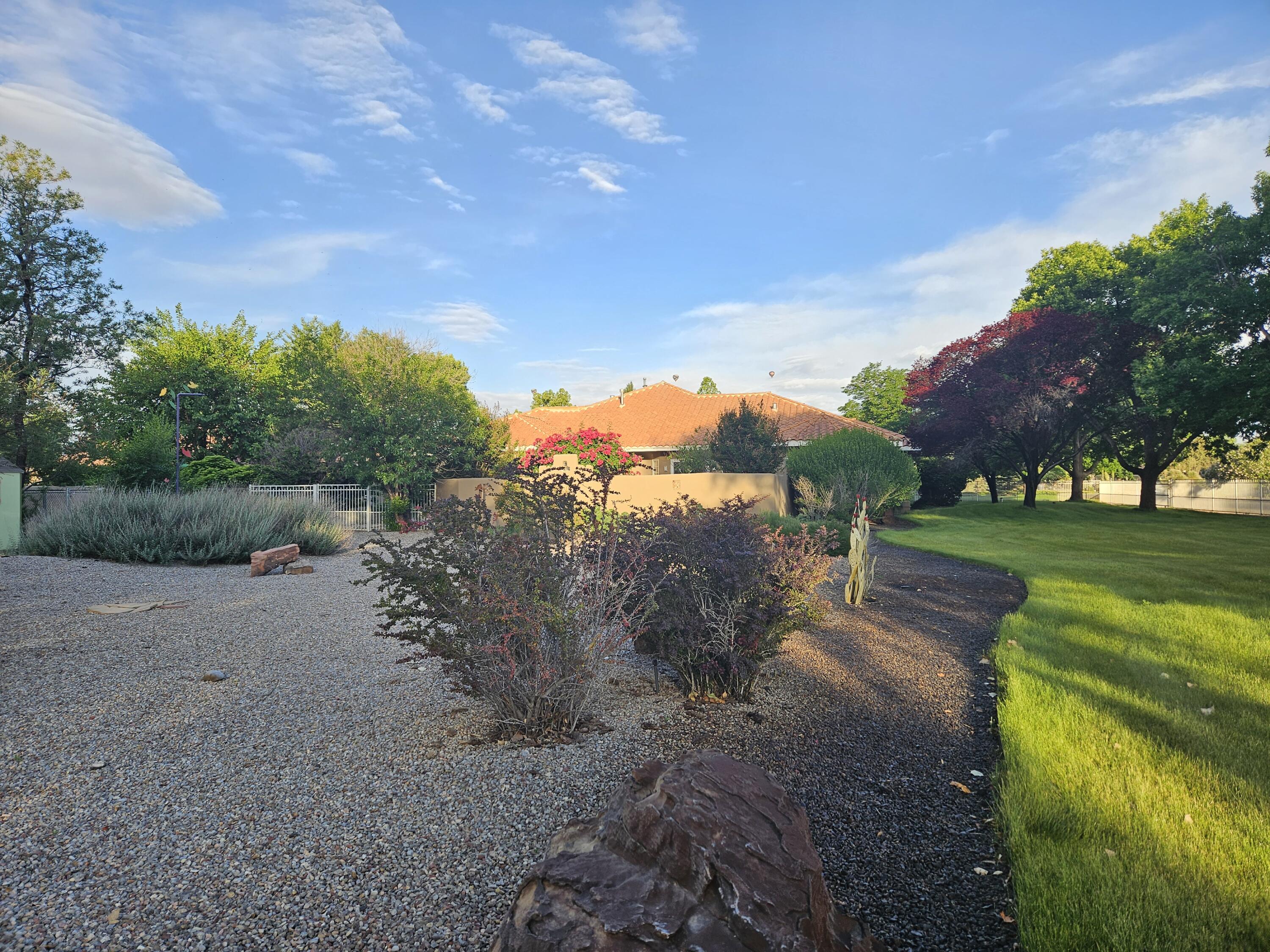 8320 Calle Petirrojo NW