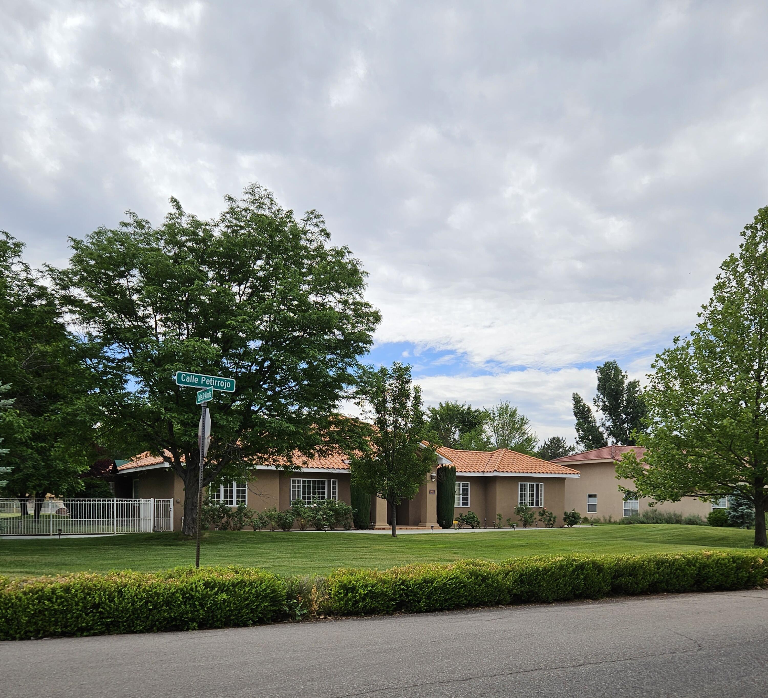 8320 Calle Petirrojo NW