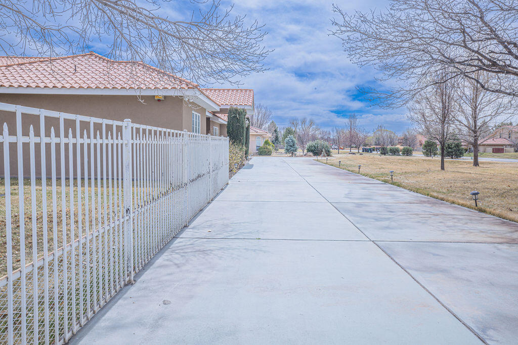 8320 Calle Petirrojo NW