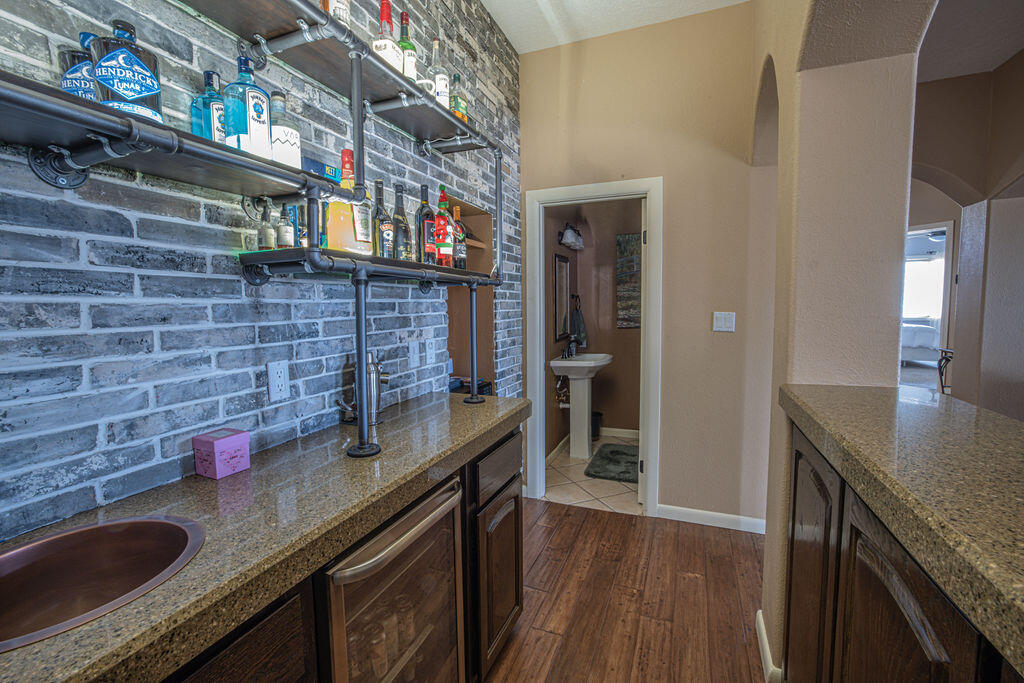 8320 Calle Petirrojo NW