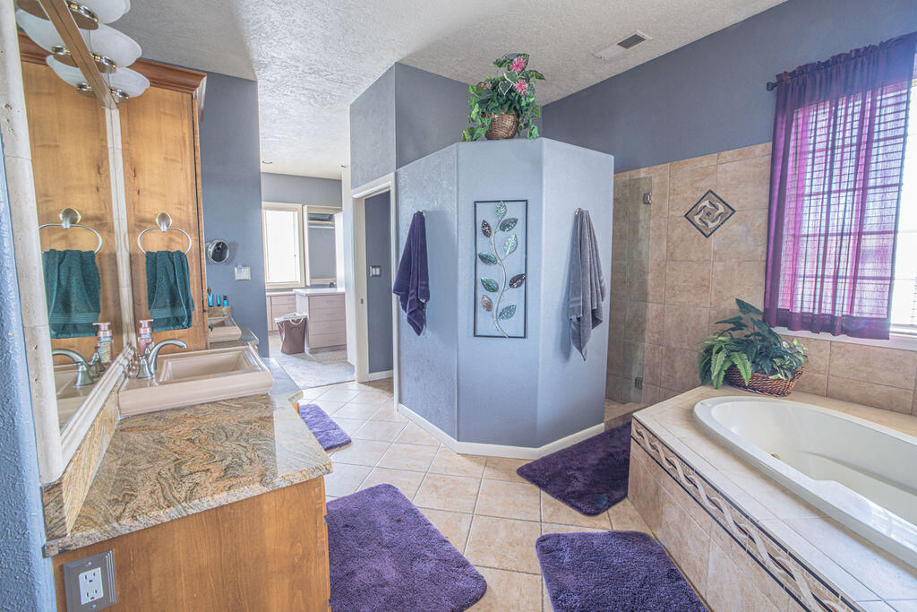 8320 Calle Petirrojo NW