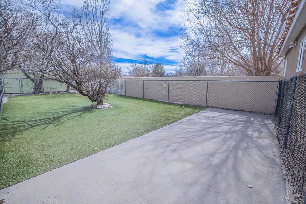 8320 Calle Petirrojo NW