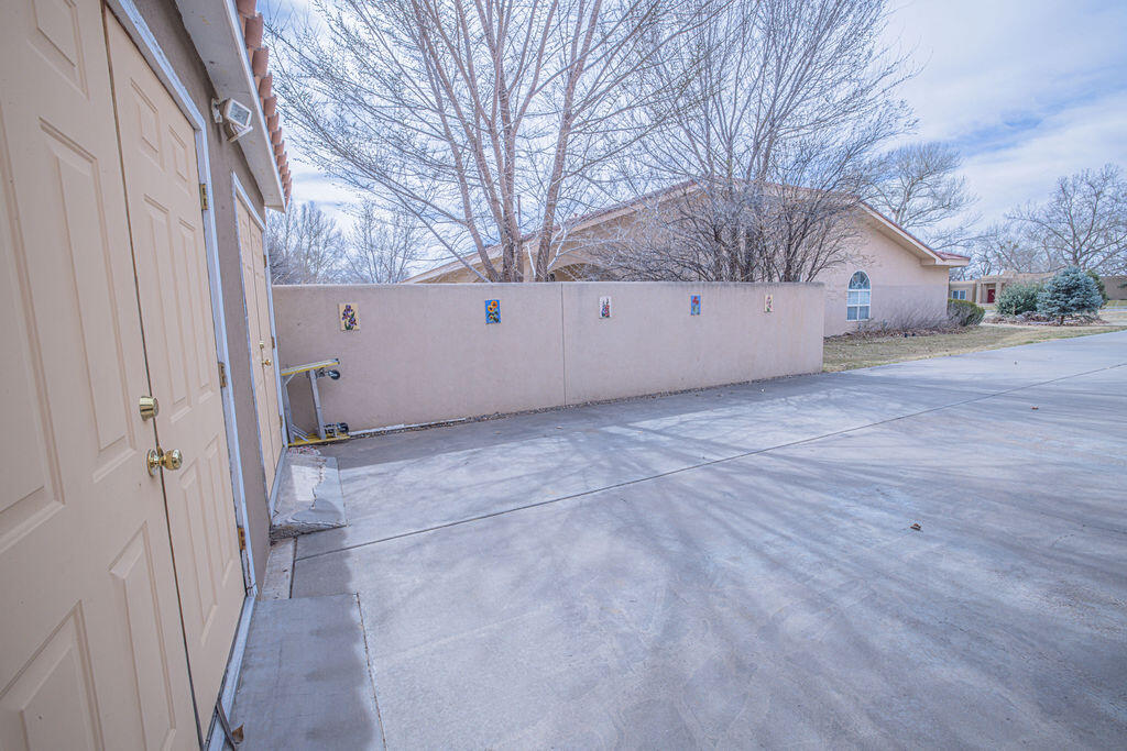 8320 Calle Petirrojo NW