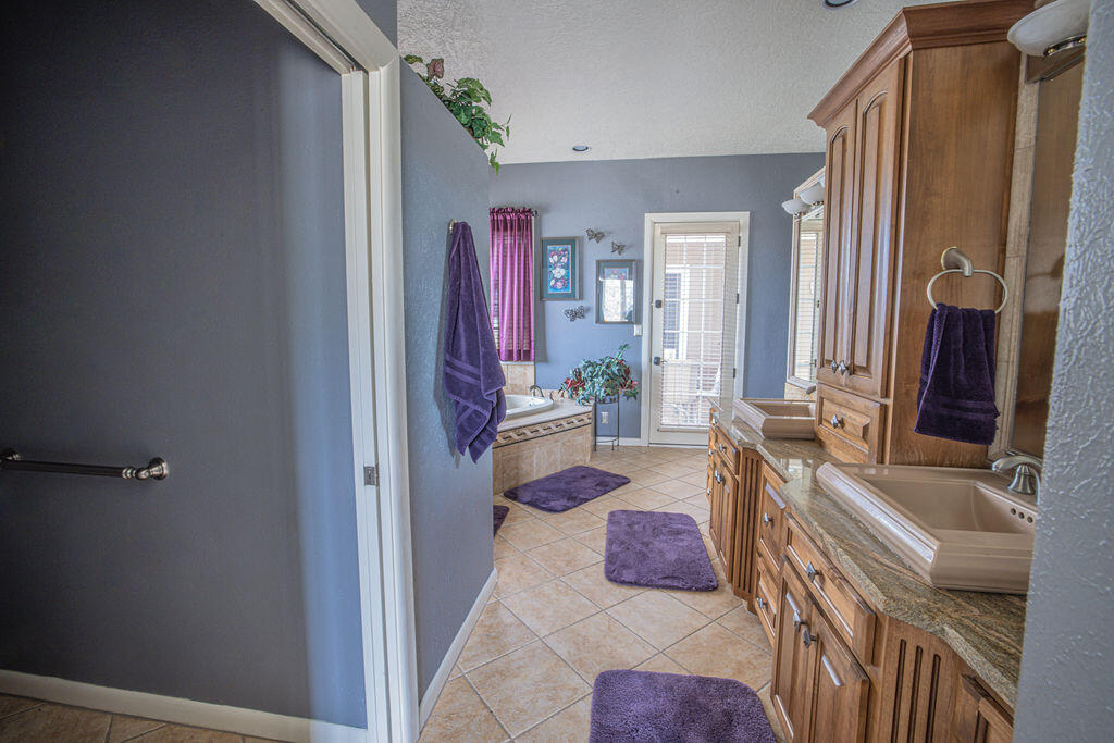 8320 Calle Petirrojo NW