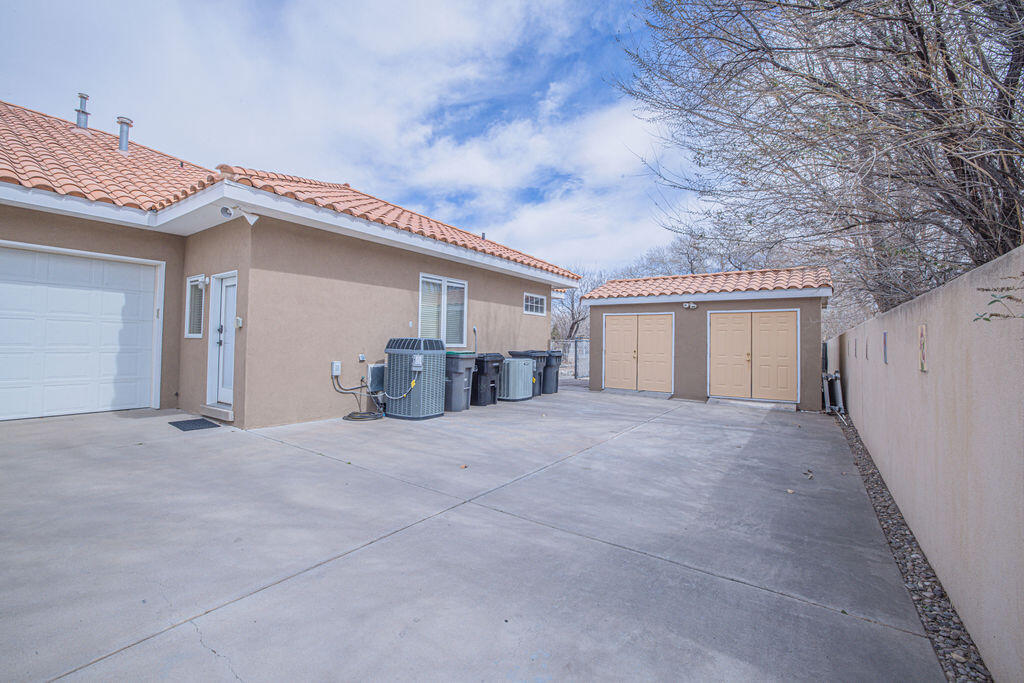 8320 Calle Petirrojo NW