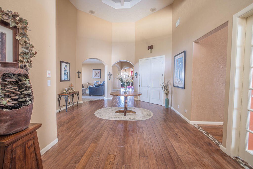 8320 Calle Petirrojo NW