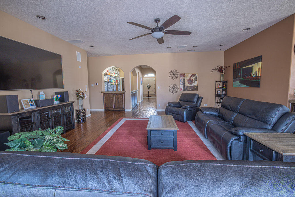 8320 Calle Petirrojo NW