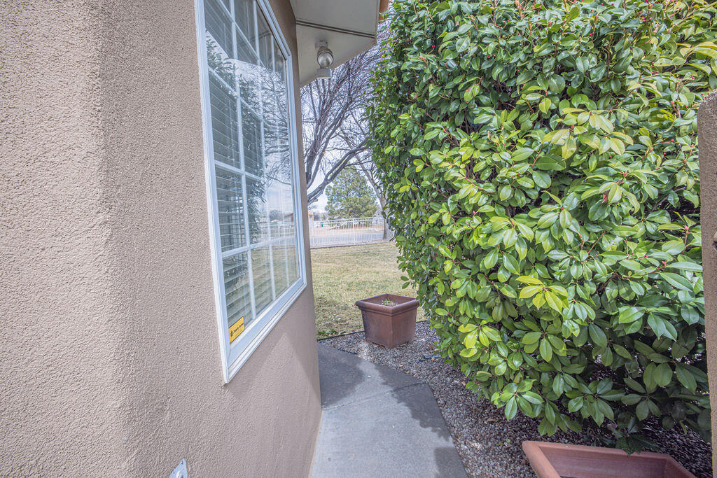 8320 Calle Petirrojo NW