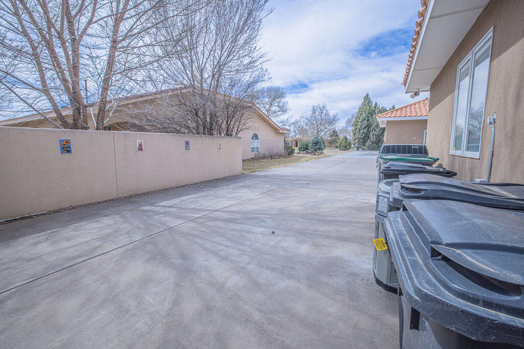 8320 Calle Petirrojo NW