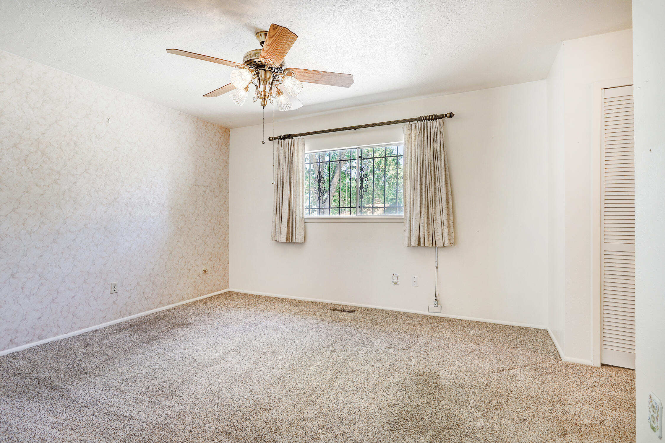 7409 Frieda Street NE