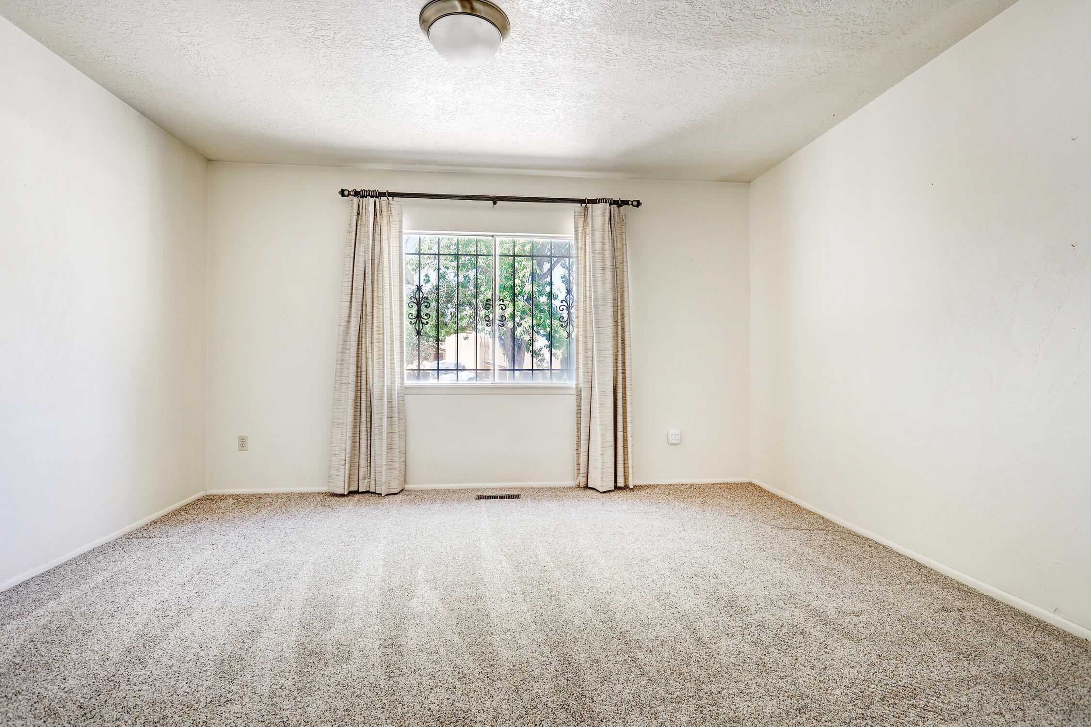 7409 Frieda Street NE