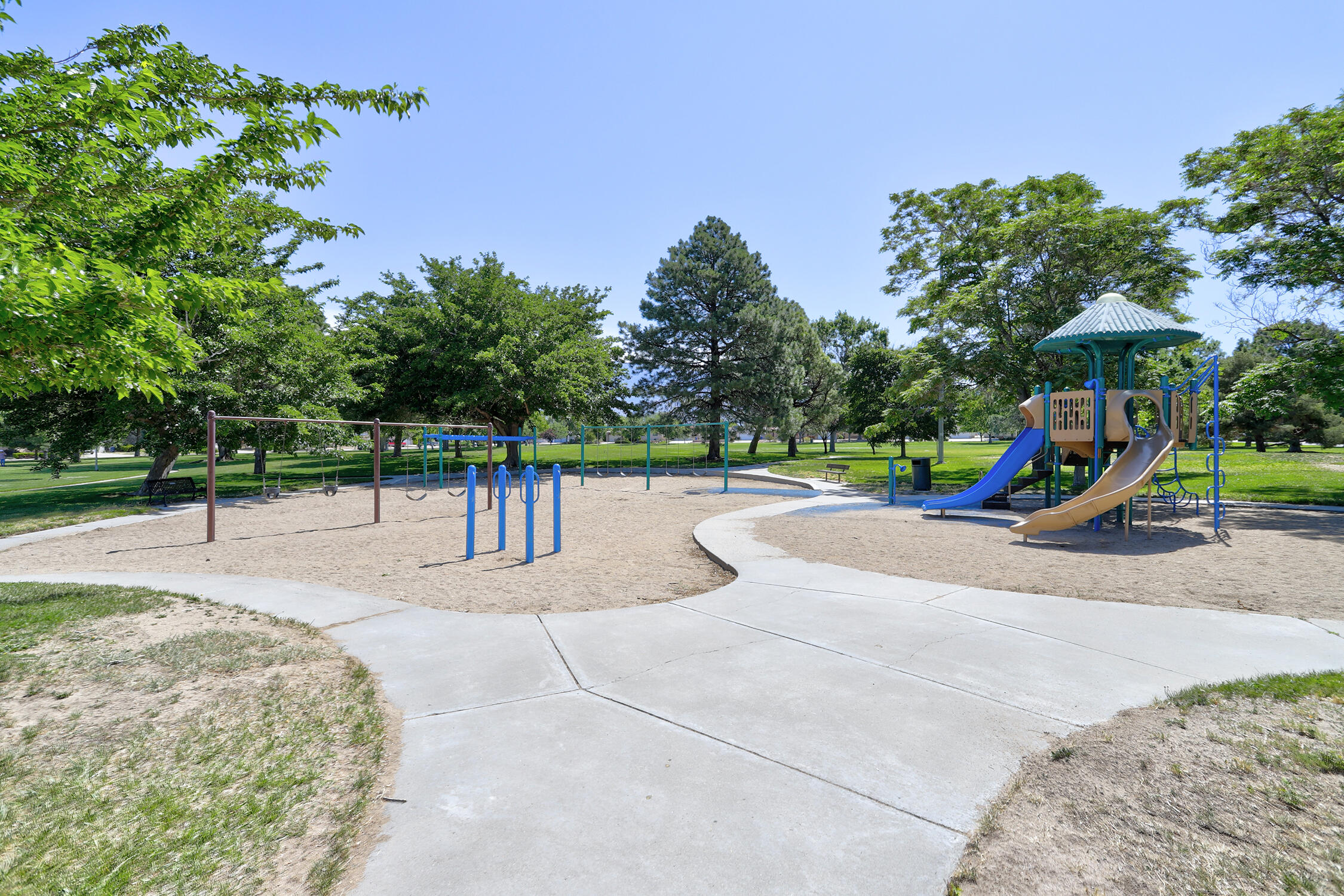 7409 Frieda Street NE