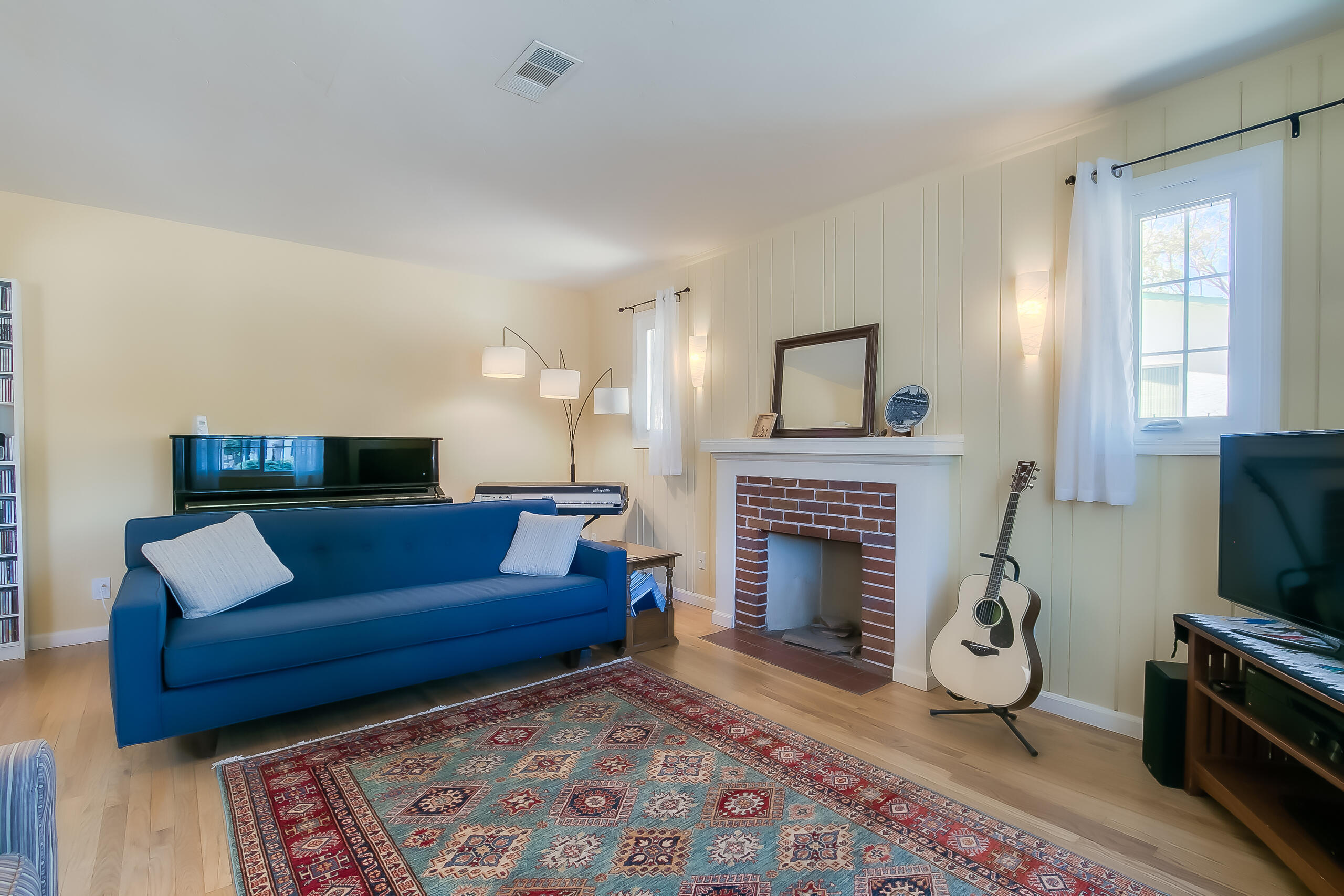 213 Hermosa Drive NE