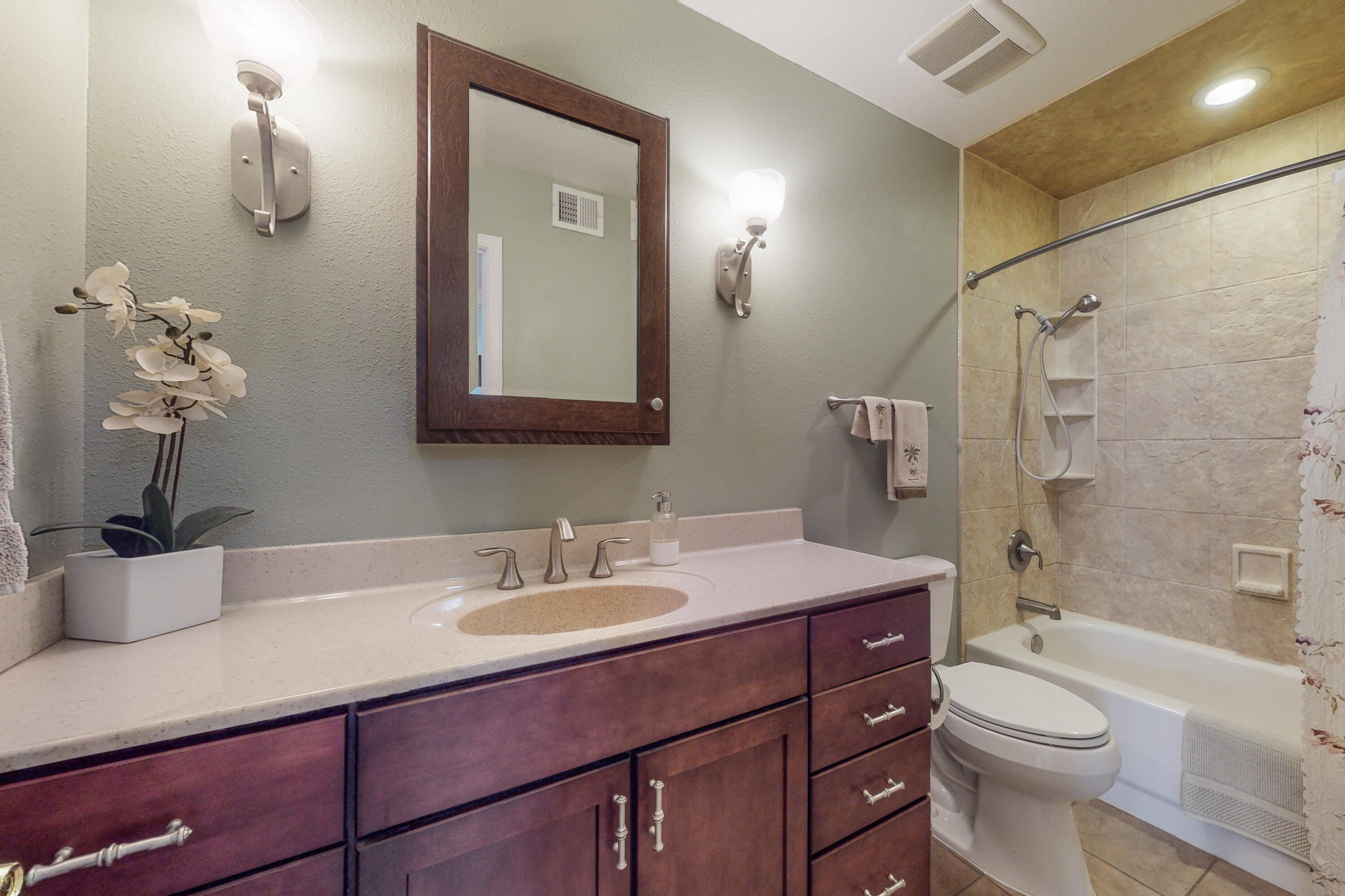 8132 Otero Avenue NE