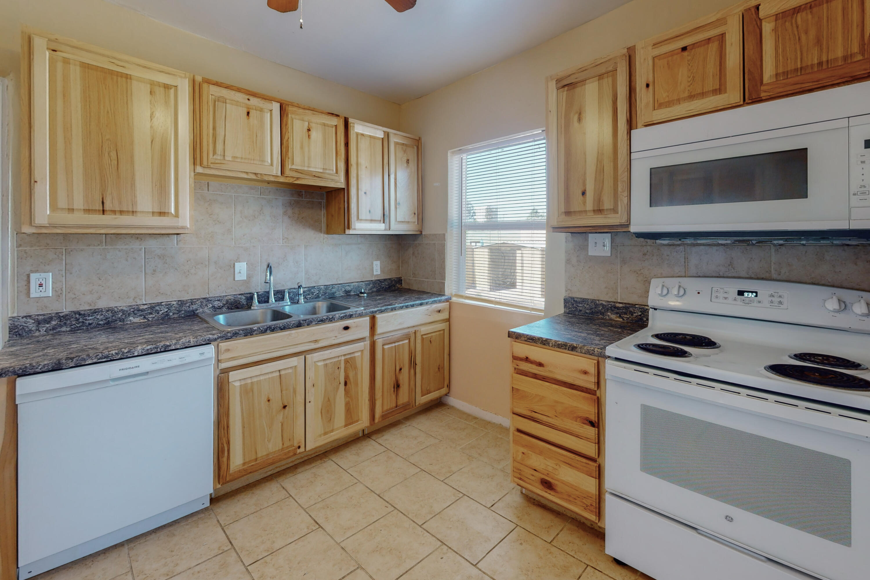 325 Laguayra Drive NE