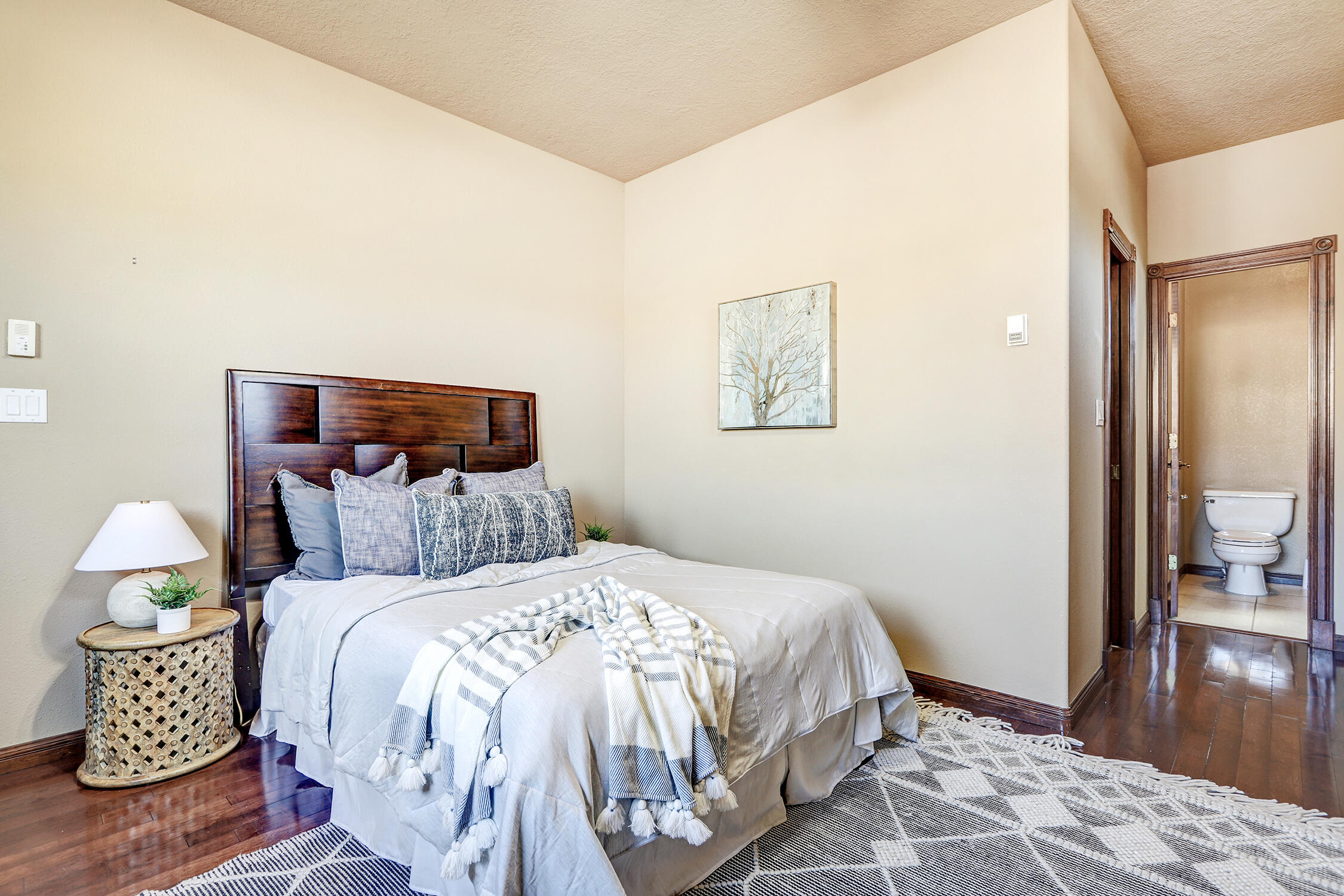 11001 San Antonio Drive NE