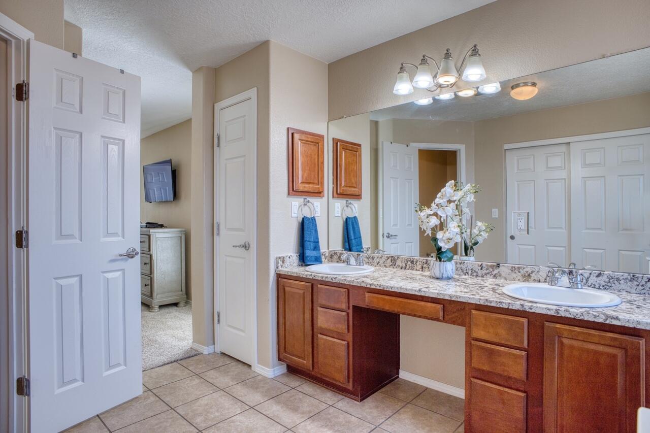 8100 Ventana Azul Avenue NW