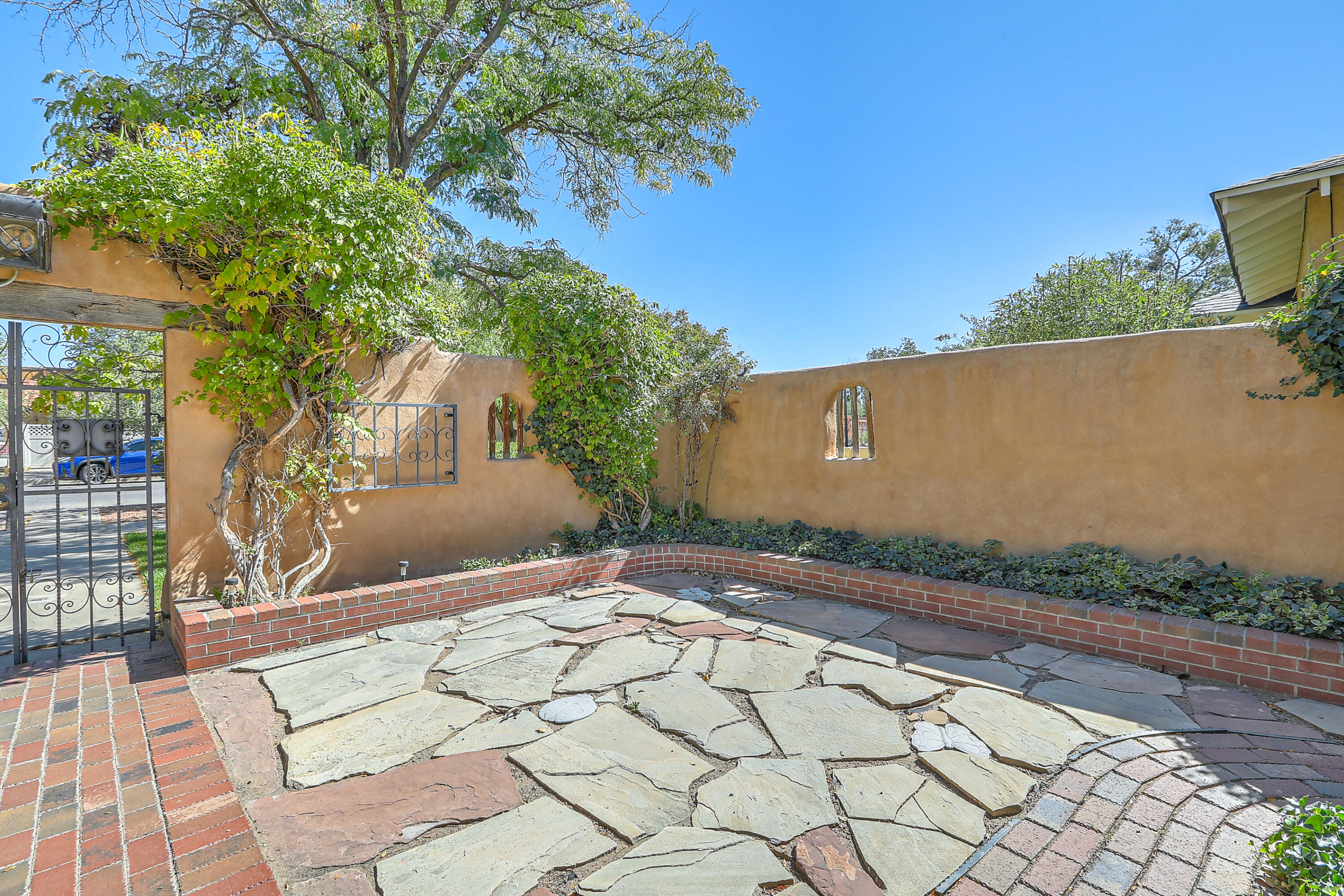 201 Richmond Drive SE