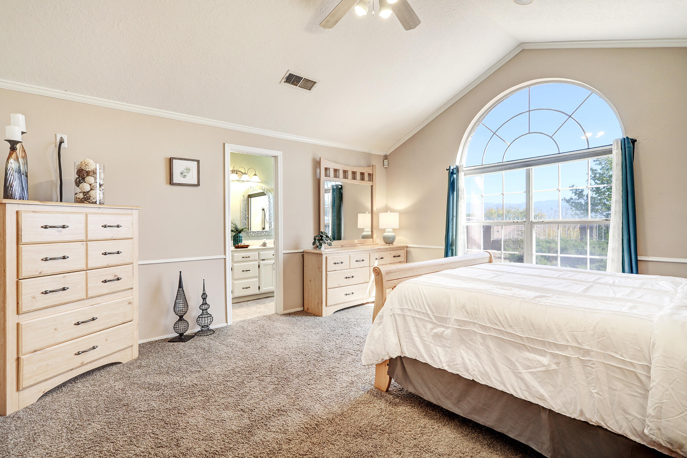 9208 Saguaro Street NW