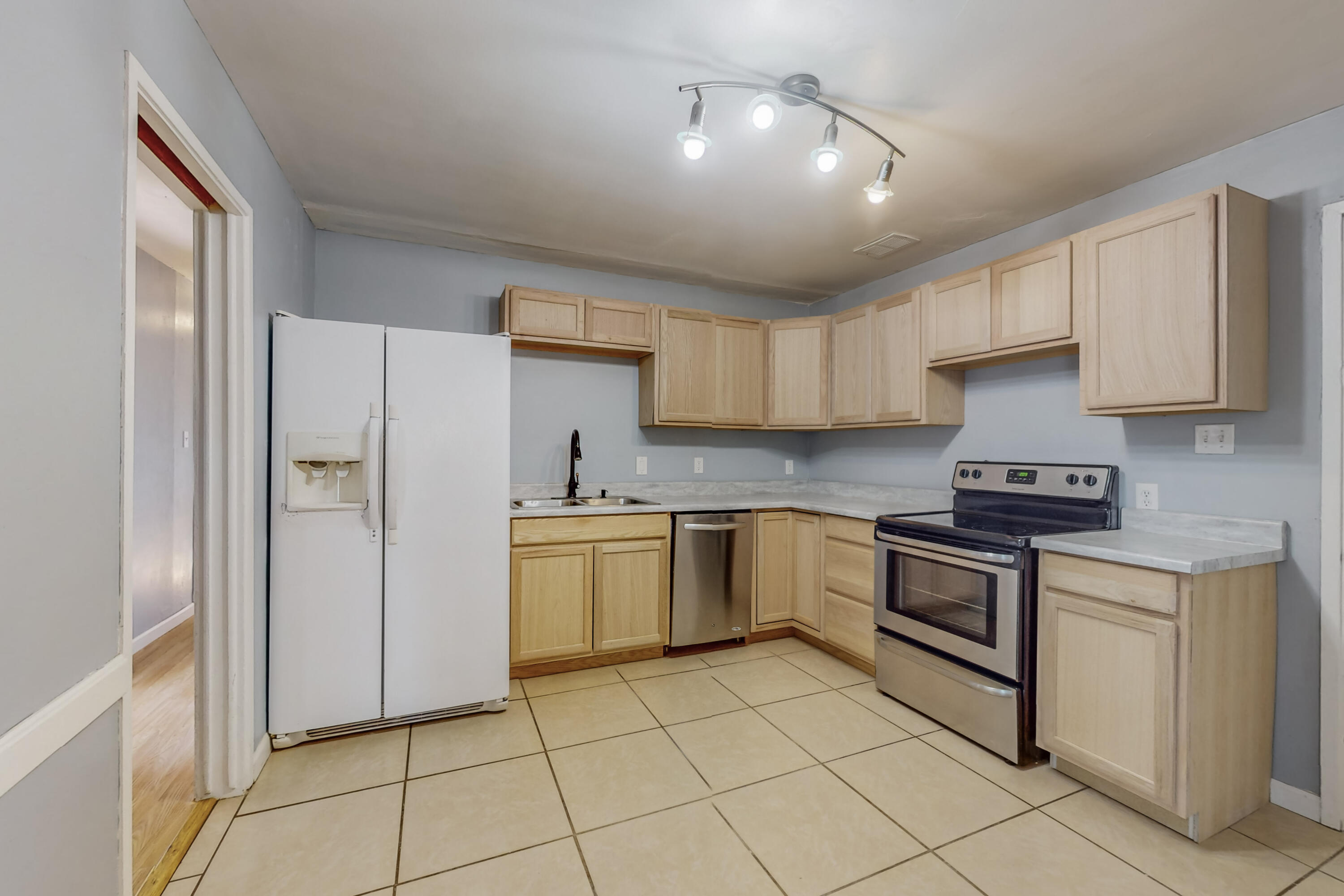 9017 Phoenix Avenue NE