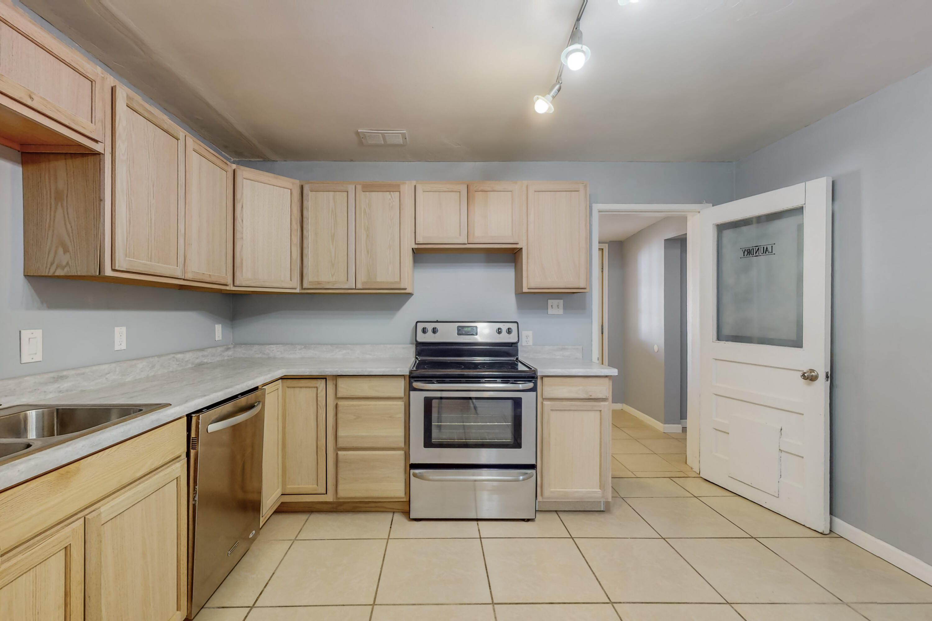 9017 Phoenix Avenue NE