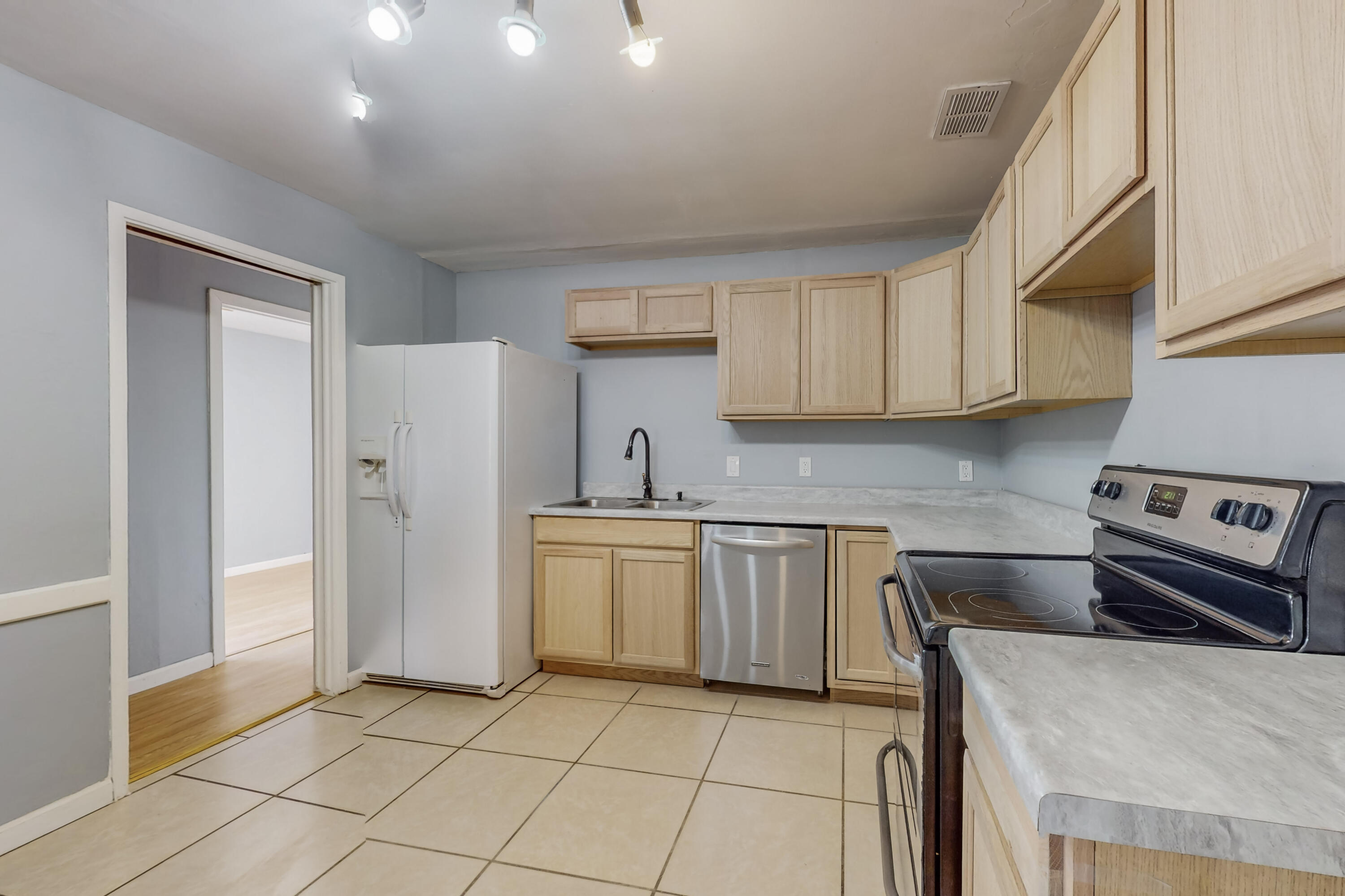 9017 Phoenix Avenue NE