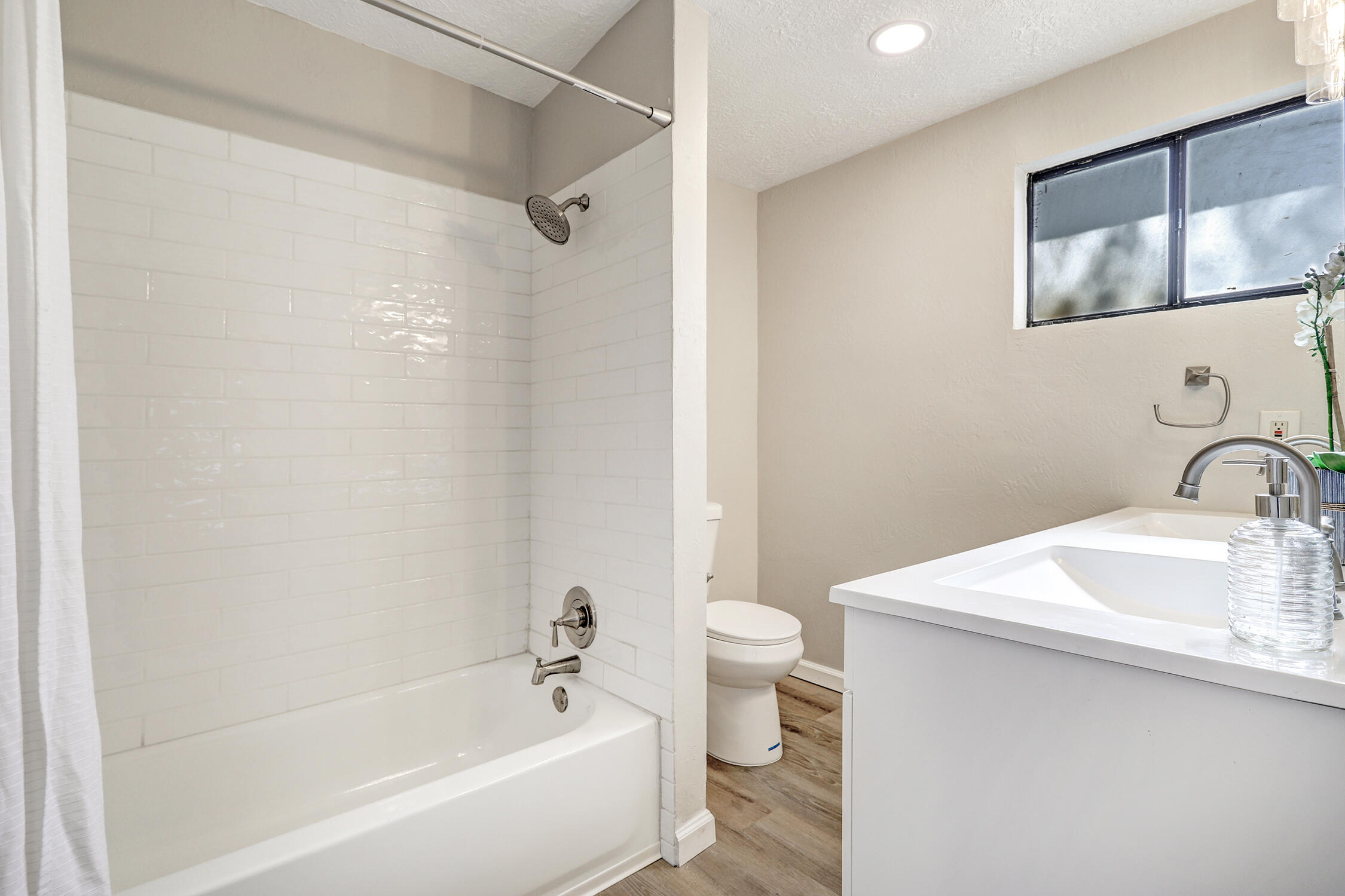 1907 Isleta Boulevard SW 6