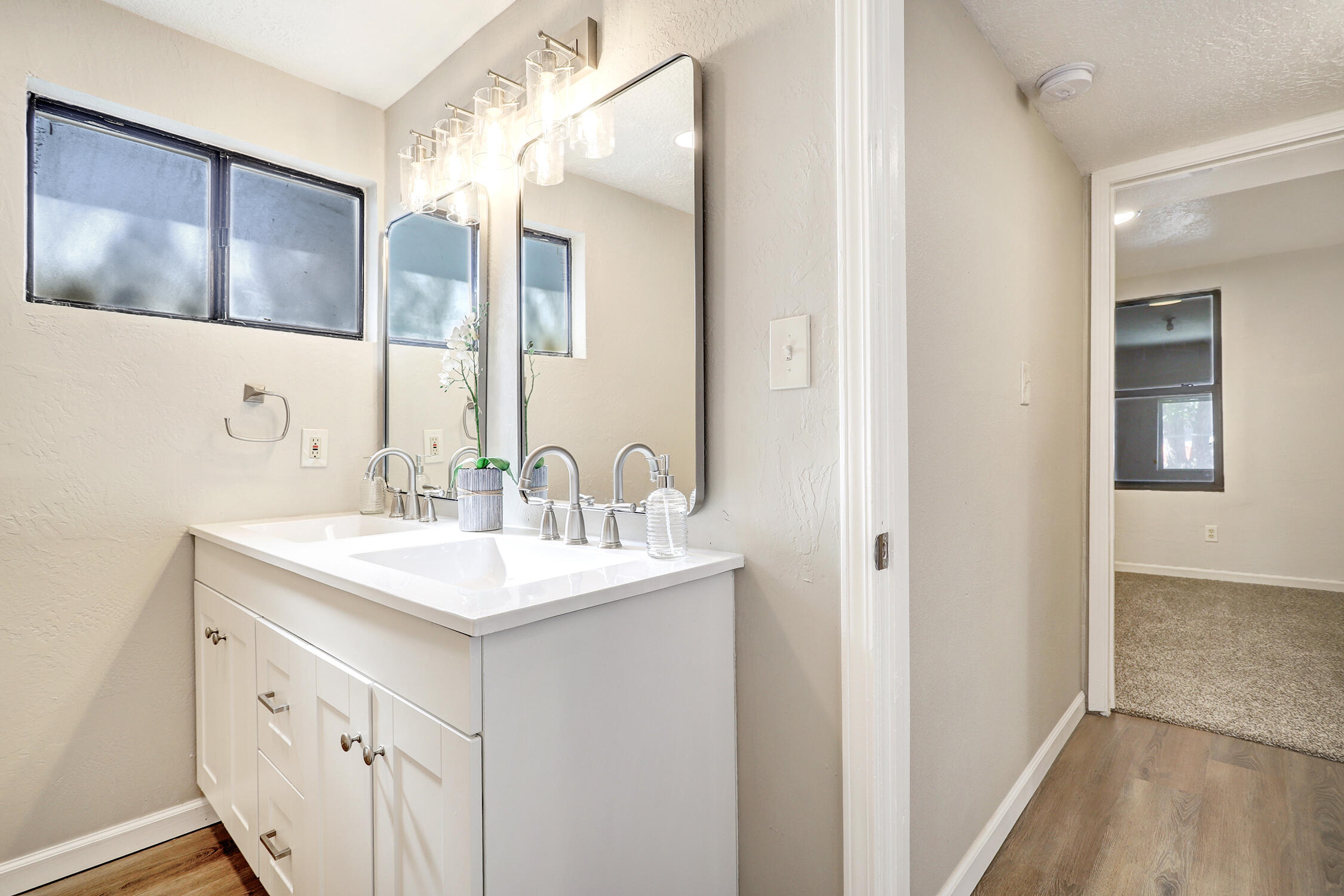 1907 Isleta Boulevard SW 6