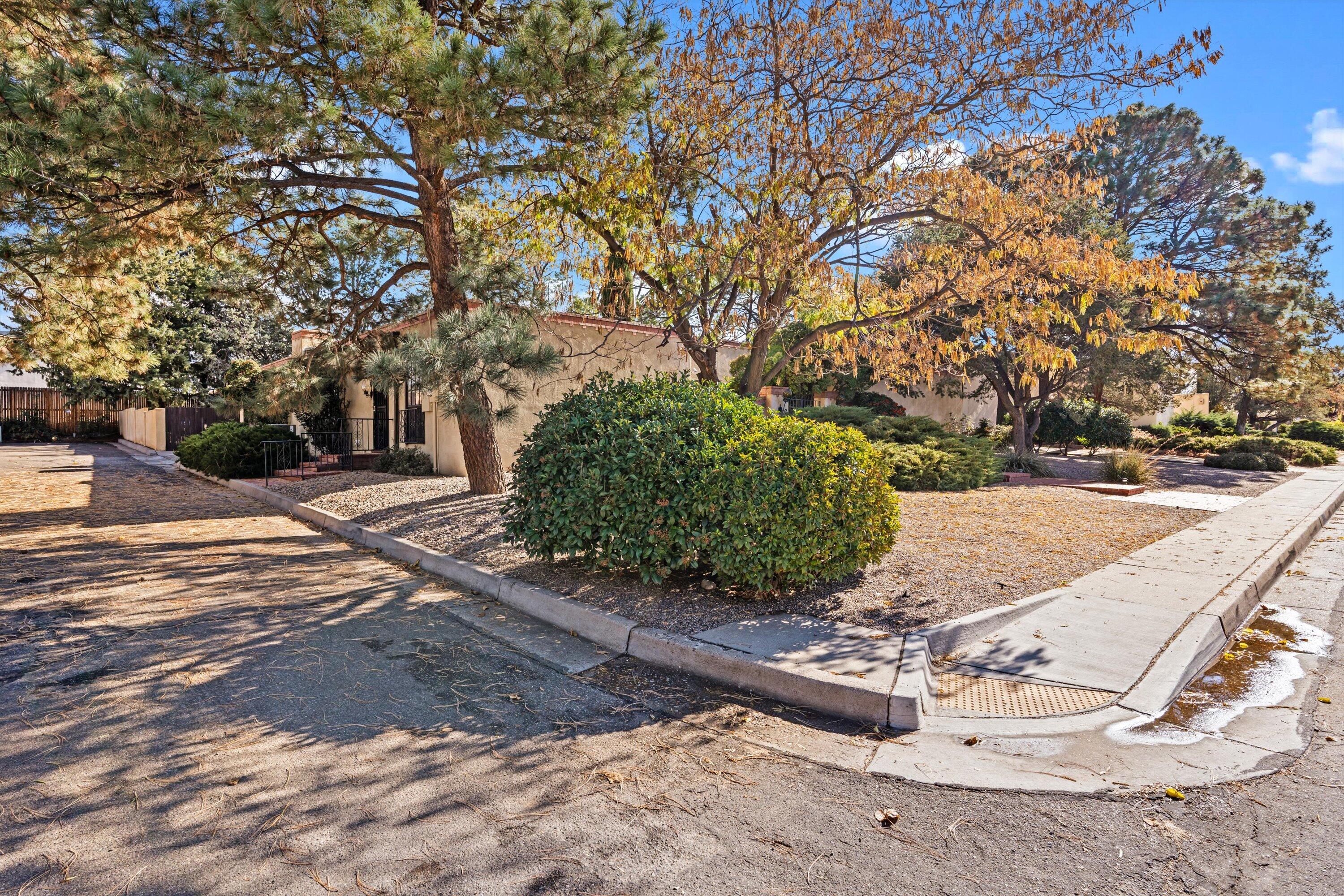 3408 La Sala Del Este NE