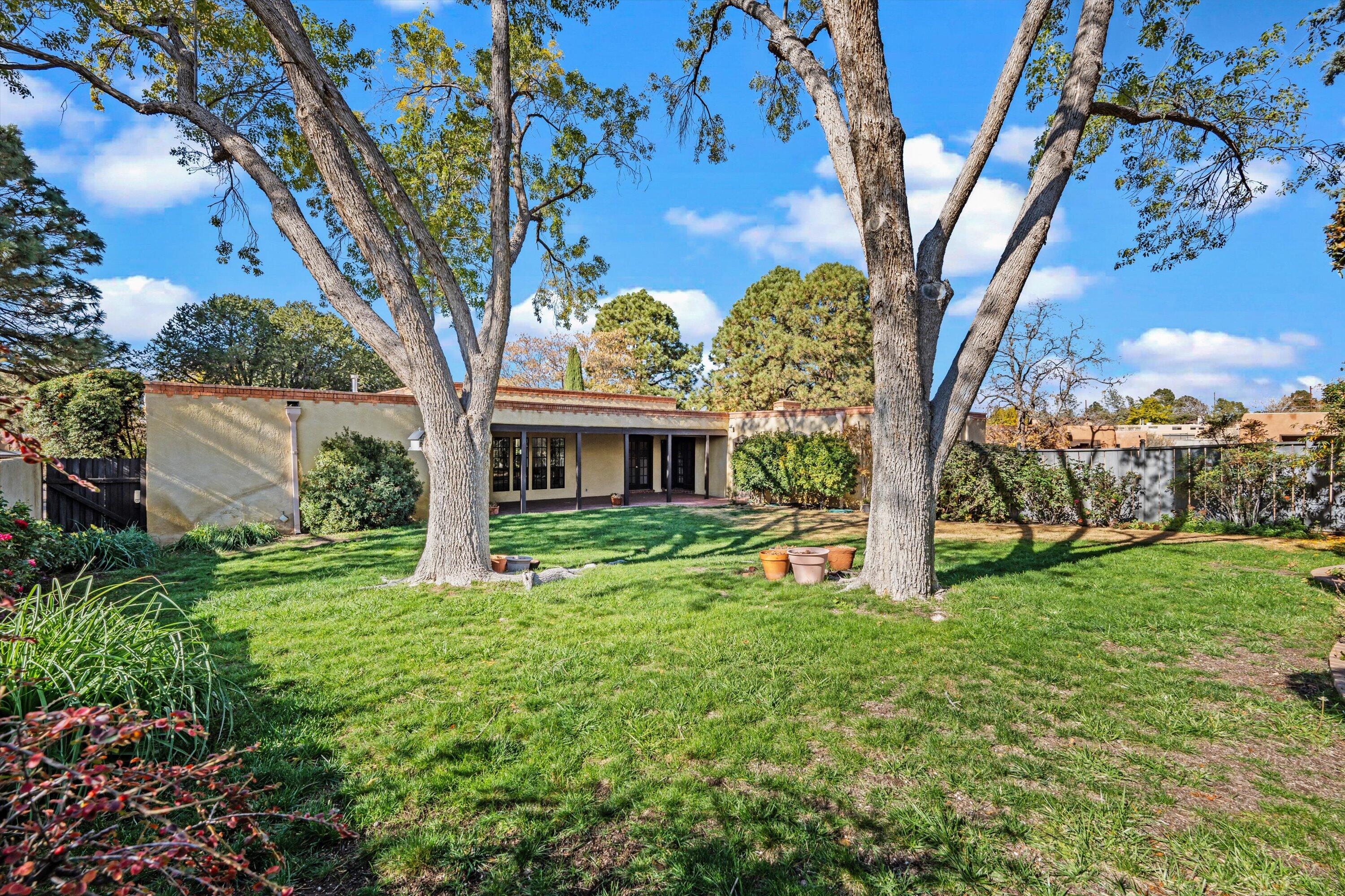 3408 La Sala Del Este NE