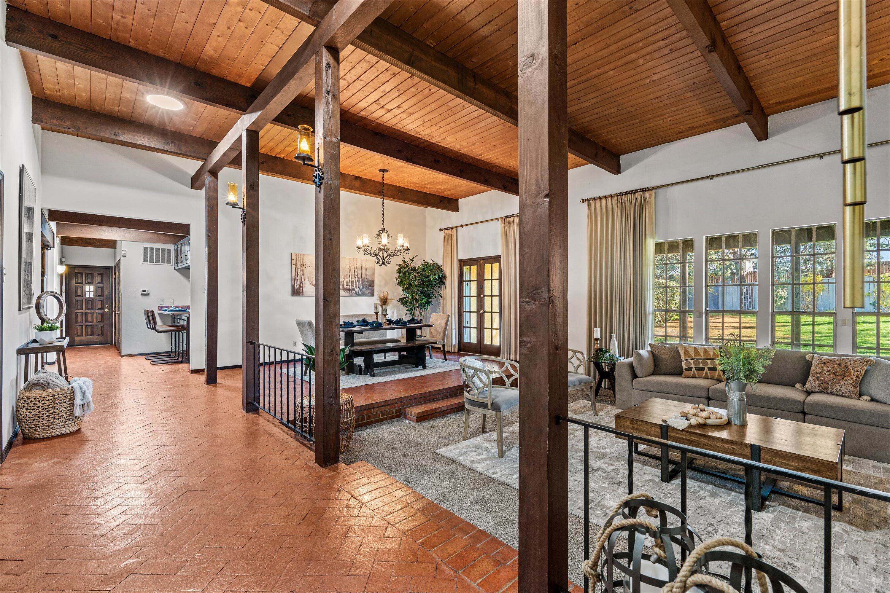 3408 La Sala Del Este NE