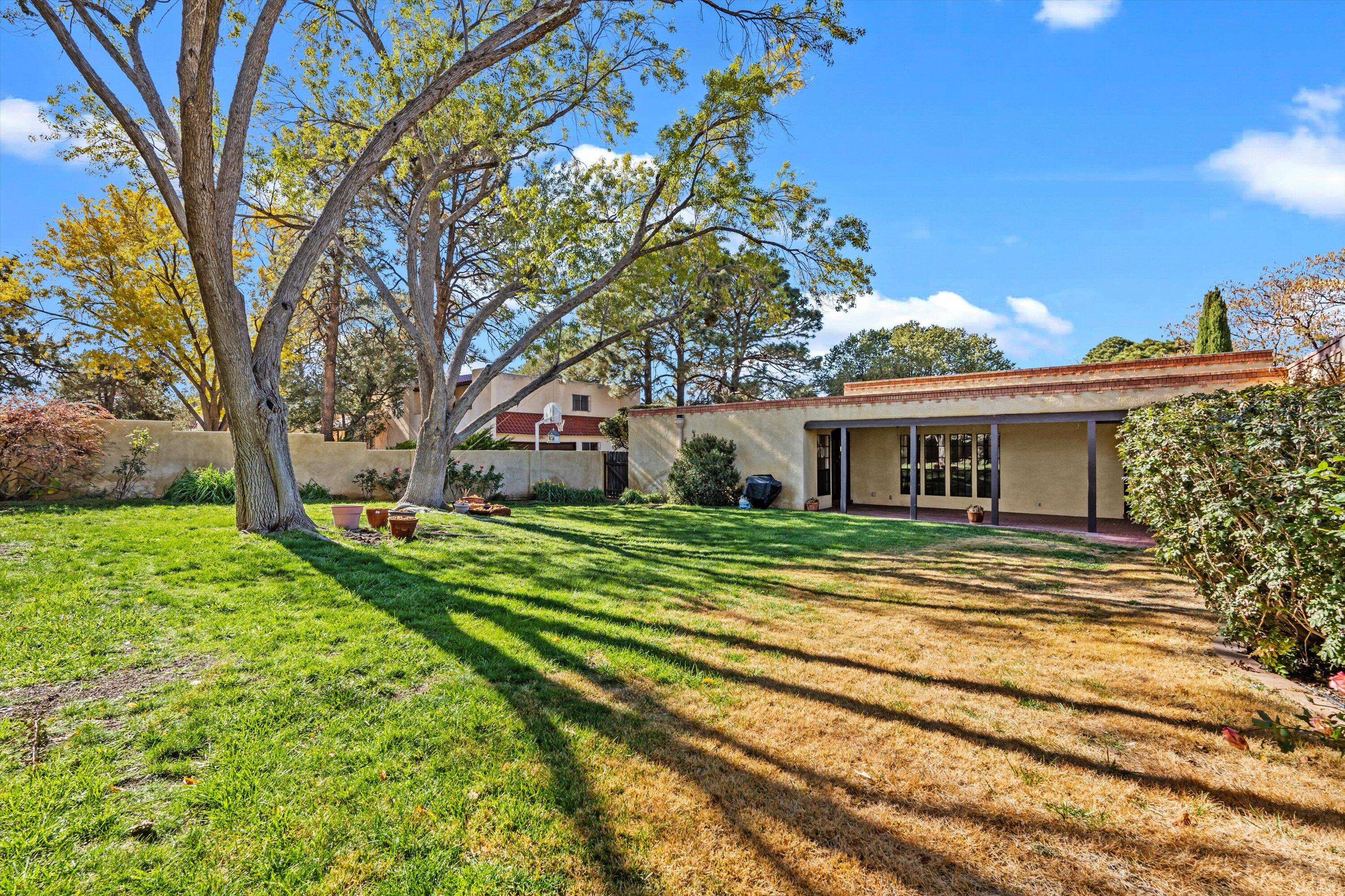 3408 La Sala Del Este NE