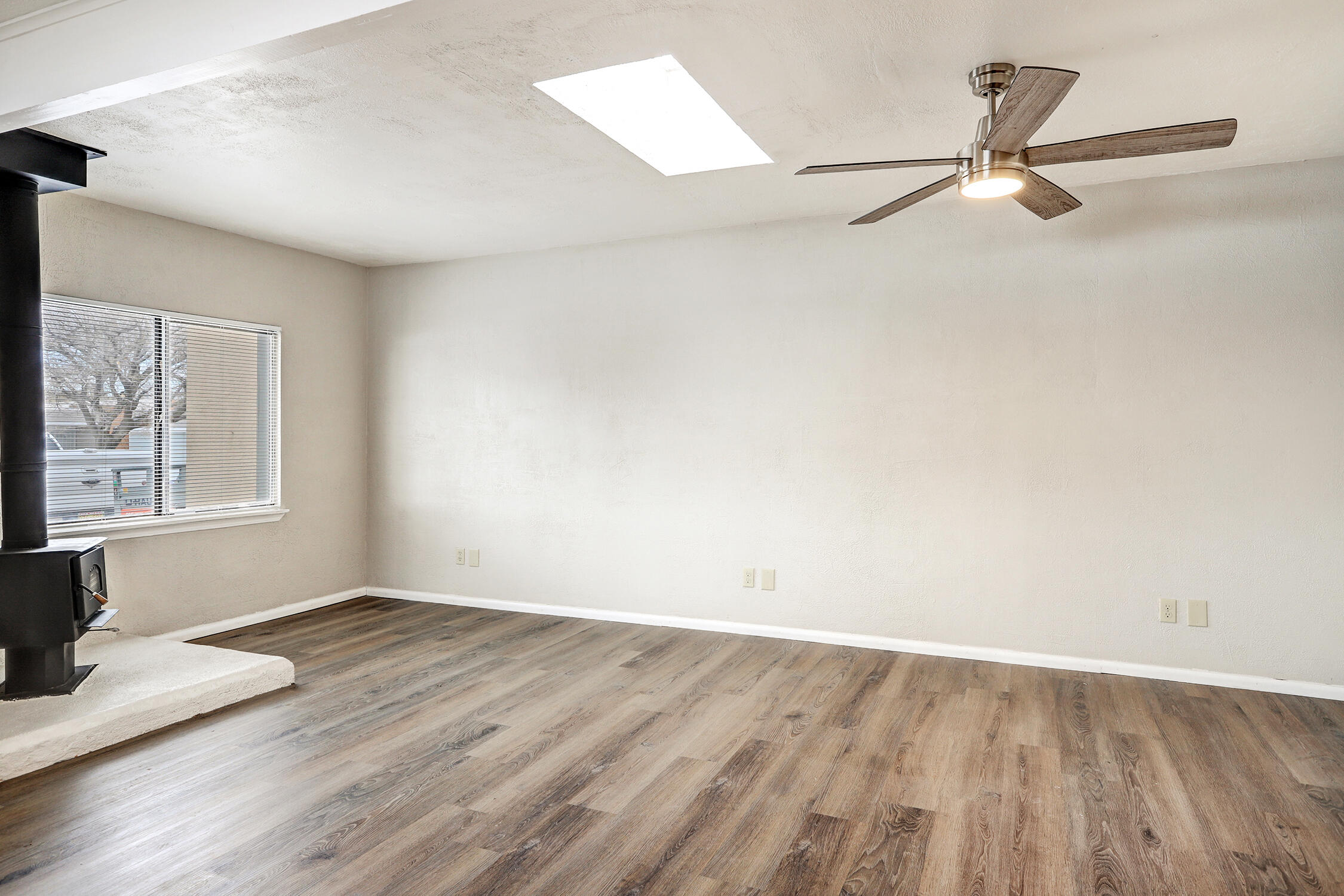 200 Zena Lona Street NE