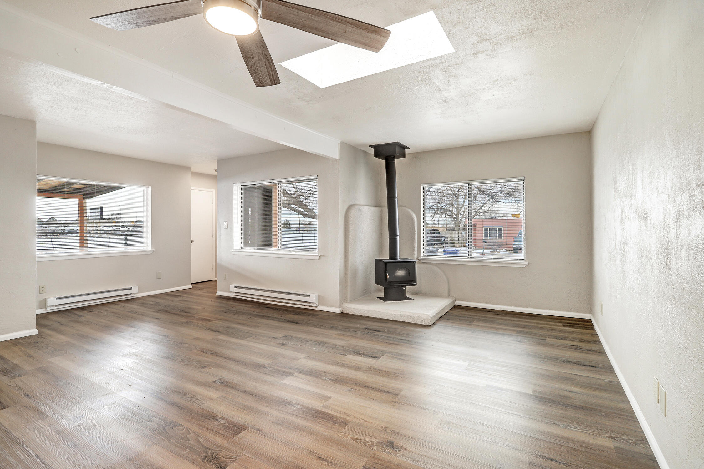 200 Zena Lona Street NE