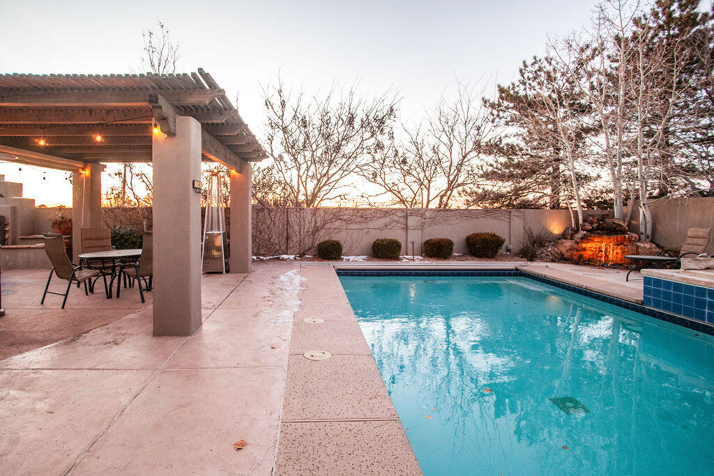 8601 Royal Glo Drive NE