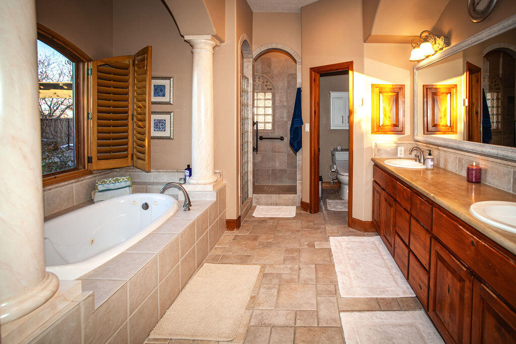 8601 Royal Glo Drive NE