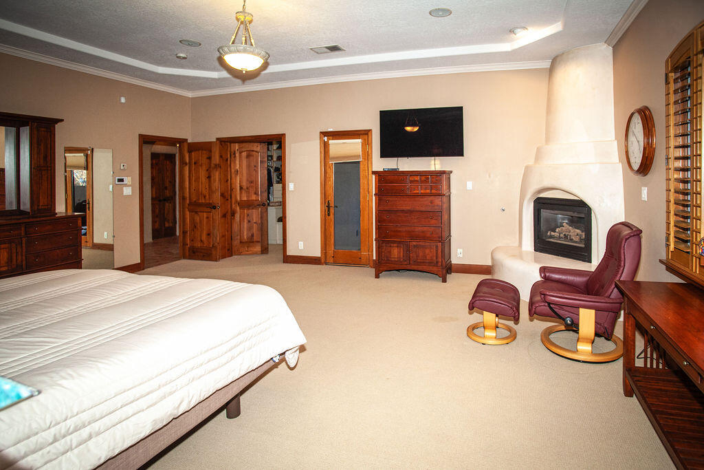 8601 Royal Glo Drive NE