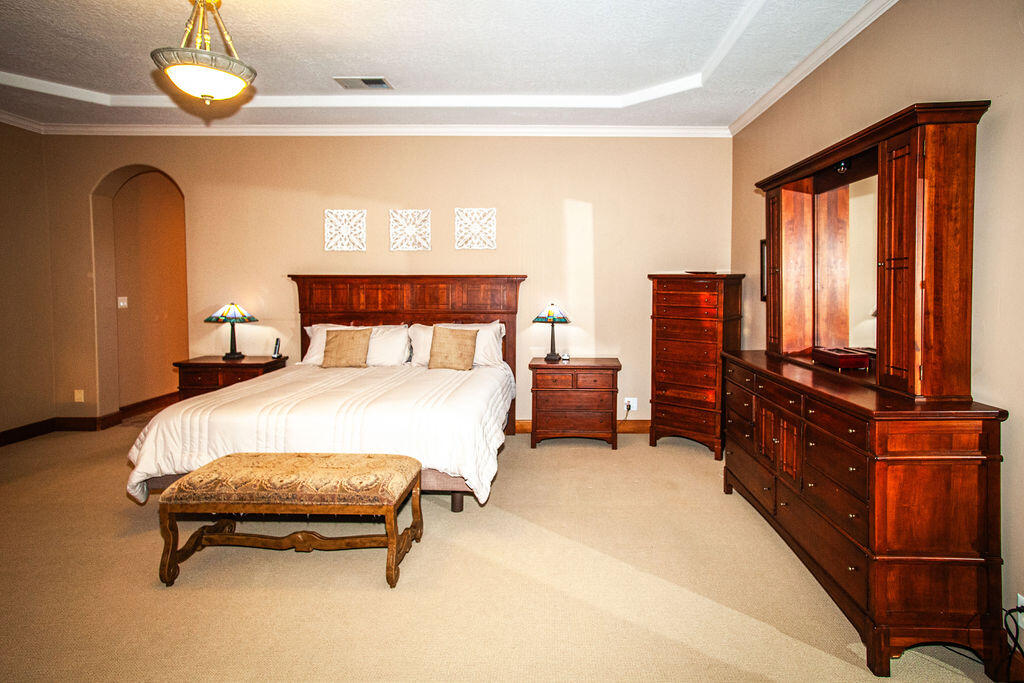 8601 Royal Glo Drive NE