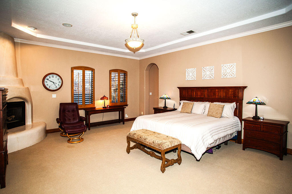 8601 Royal Glo Drive NE