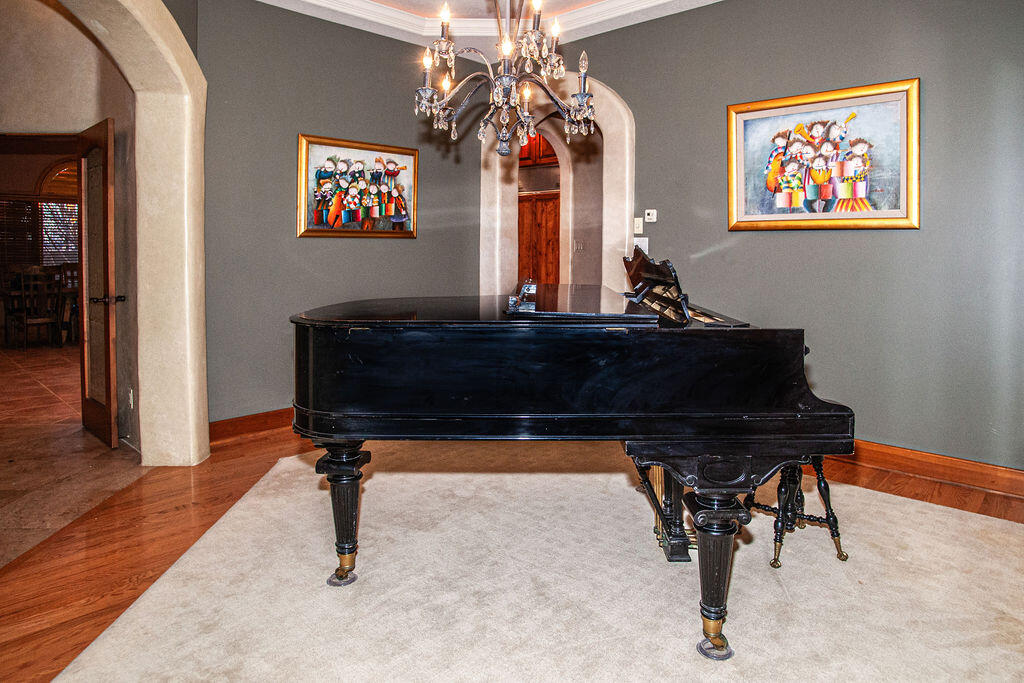 8601 Royal Glo Drive NE