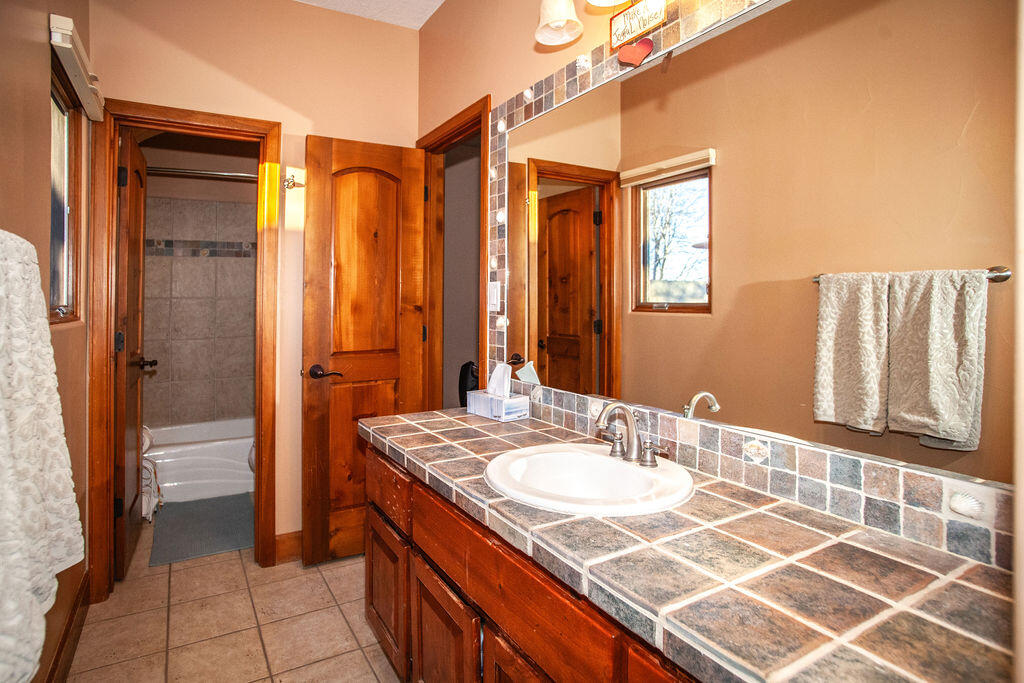 8601 Royal Glo Drive NE