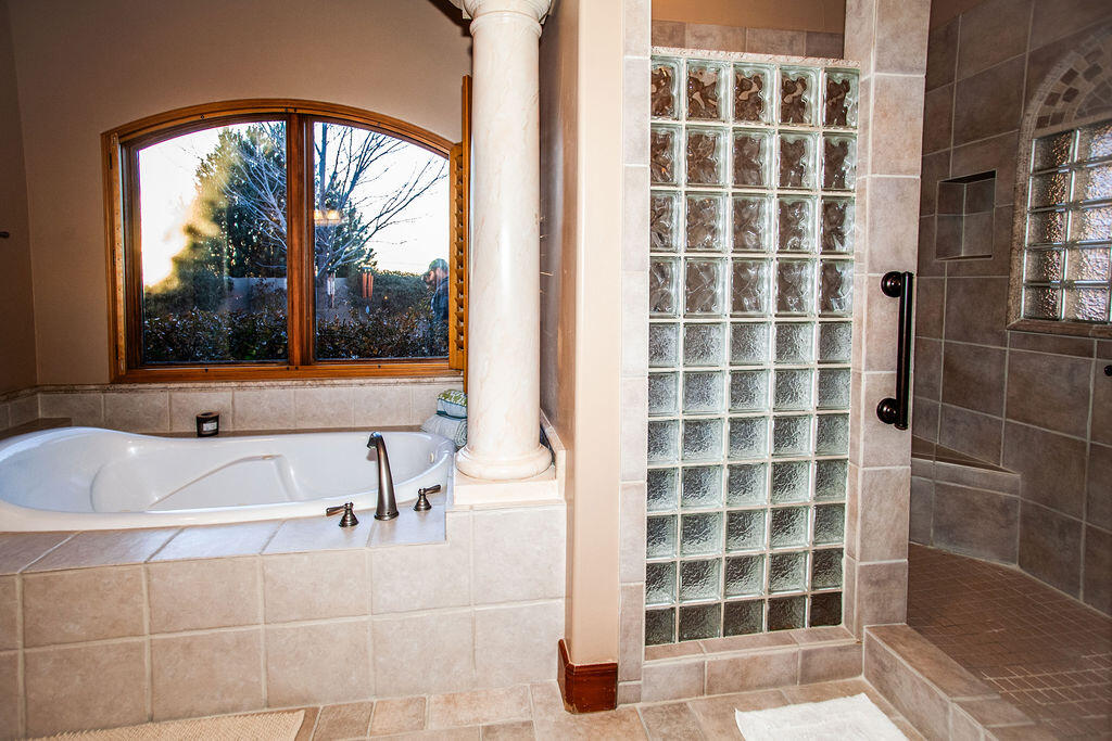 8601 Royal Glo Drive NE