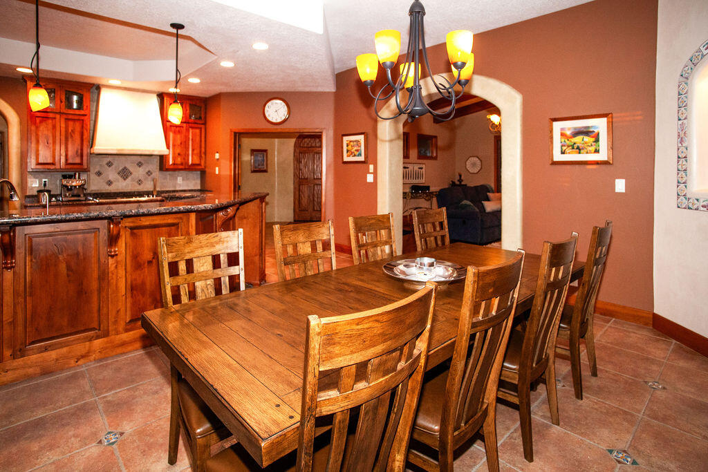 8601 Royal Glo Drive NE