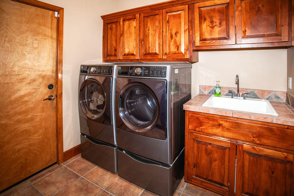 8601 Royal Glo Drive NE