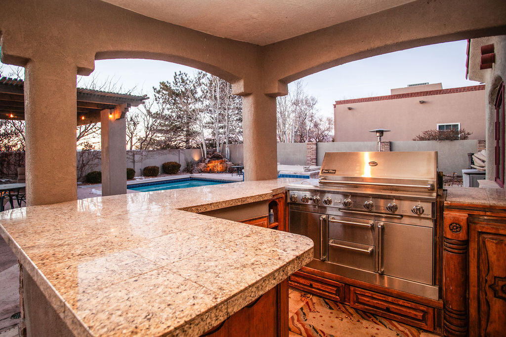 8601 Royal Glo Drive NE