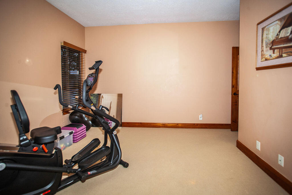 8601 Royal Glo Drive NE