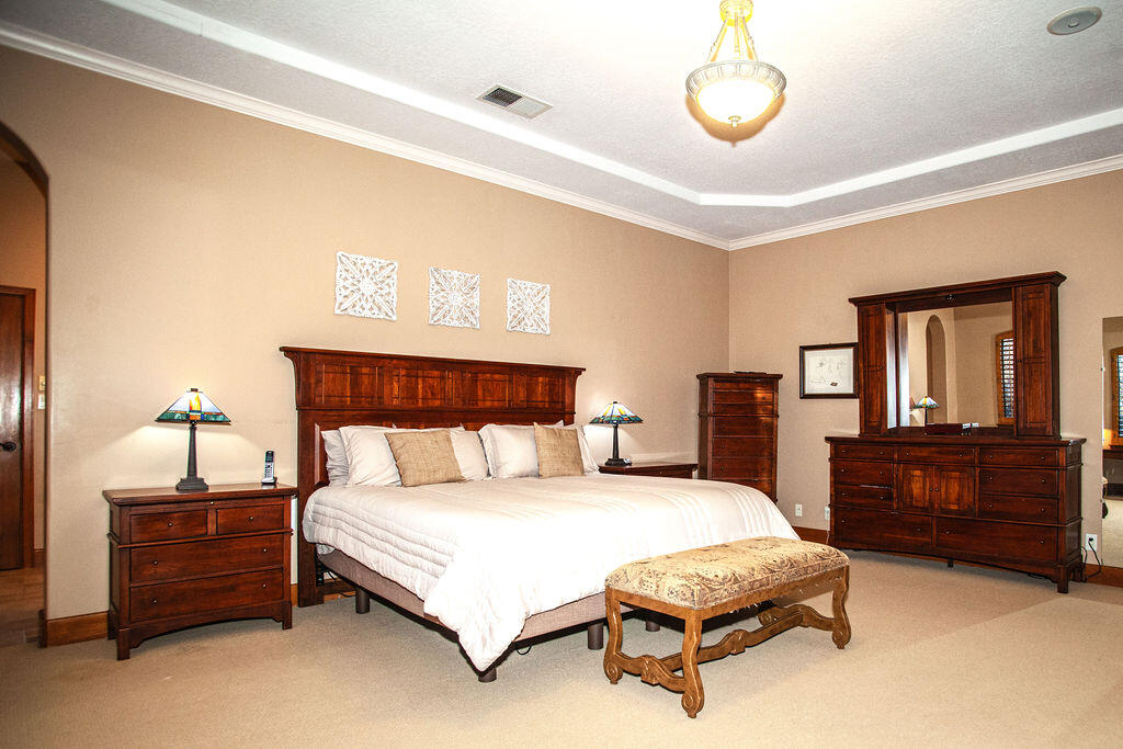 8601 Royal Glo Drive NE